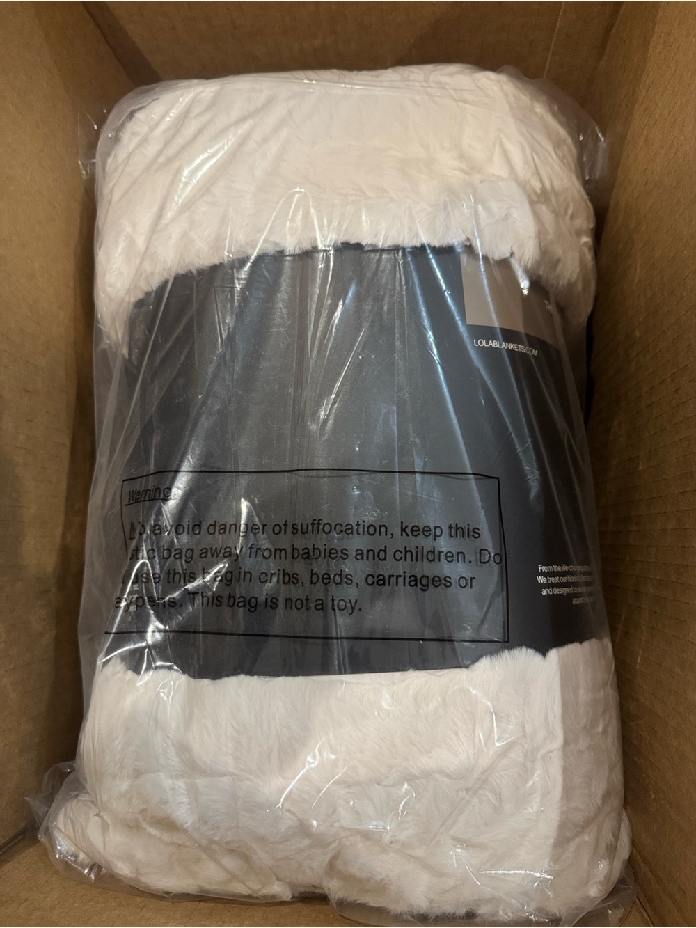 Lola Blankets/Creamy Cloud/Plush Throw/Blanket in White/Size L/NIB! NWT! SEALED. - Picture 11 of 16